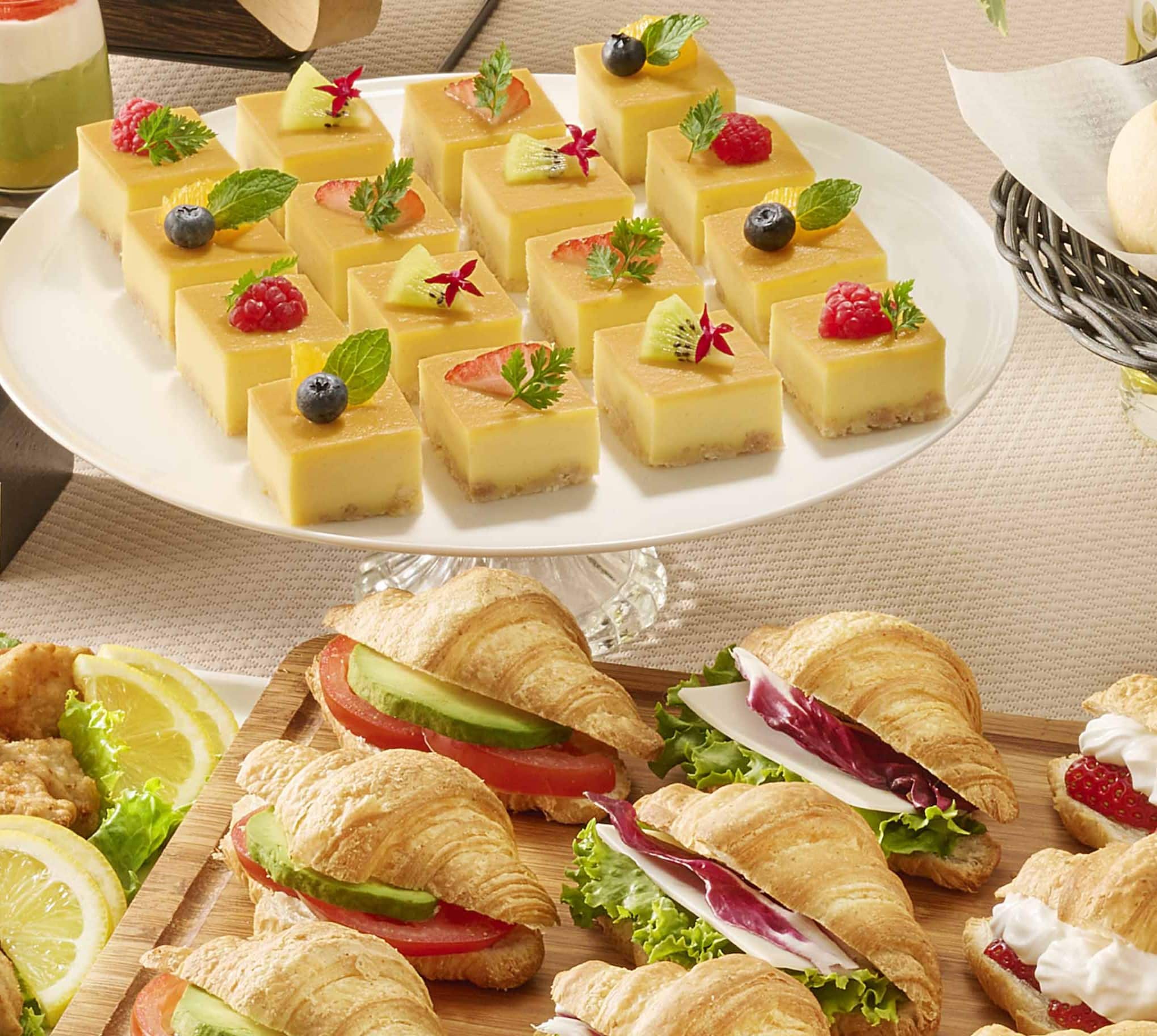 ヴィーガンチーズケーキとクロワッサン
