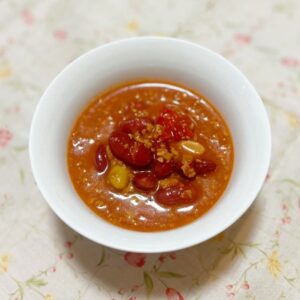 NPO法人ベジプロジェクトジャパンのヴィーガン認証を取得している「KAGOME Plant Based（カゴメプラントベース）」シリーズの「ごろっとお豆のチリトマトスープ」の調理例