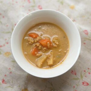 NPO法人ベジプロジェクトジャパンのヴィーガン認証を取得している「KAGOME Plant Based（カゴメプラントベース）」シリーズの「ごろっと根菜のスープカレー」の調理例