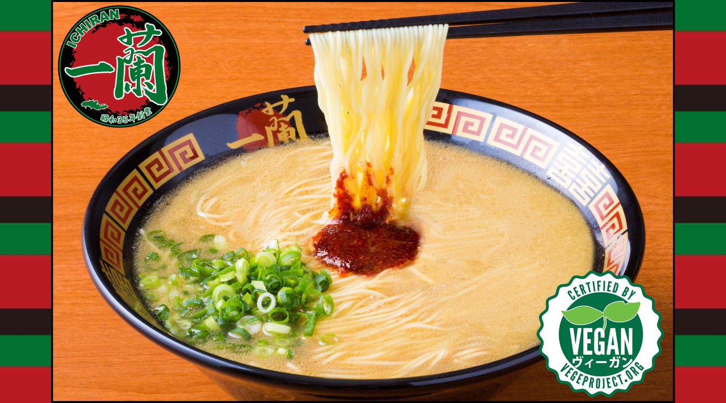 一蘭のヴィーガンラーメン。一蘭のロゴとベジプロのヴィーガンマーク付き