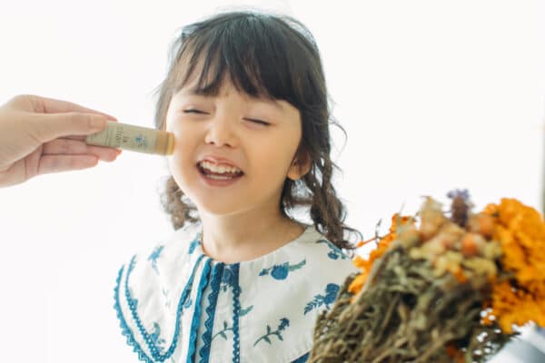 ラチャアム ハーバルバームスティック。子どもも安心して使用できます。