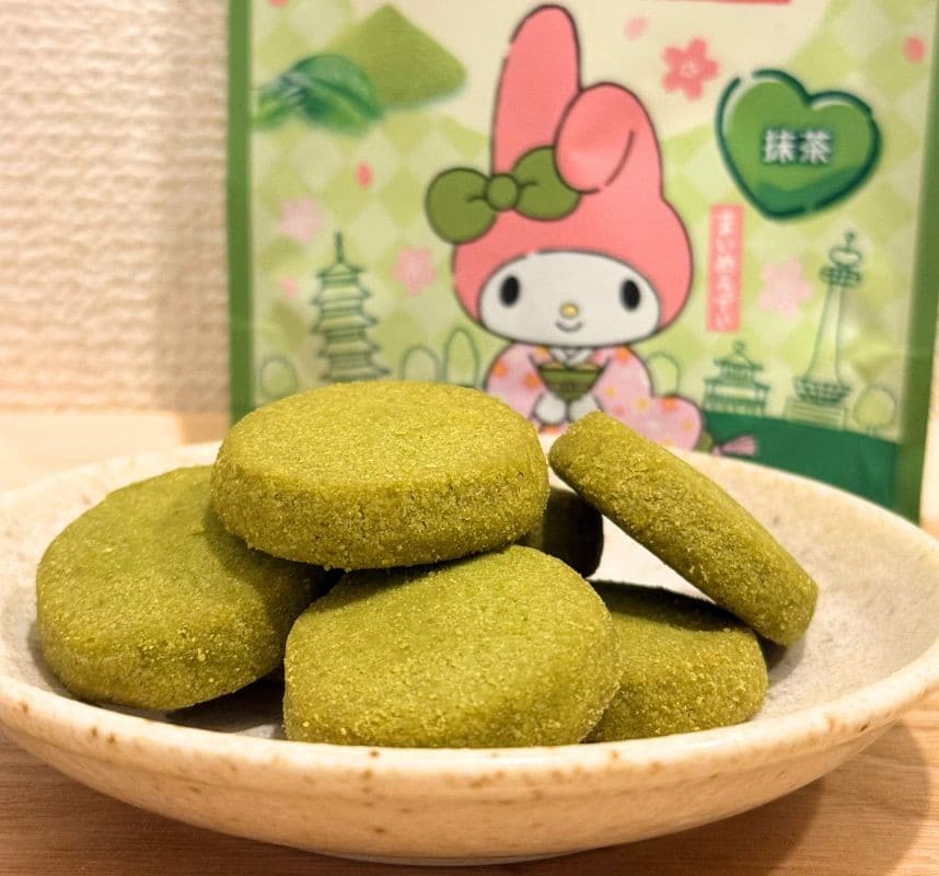 お皿に乗せたクッキー。背景には製品パッケージ。
