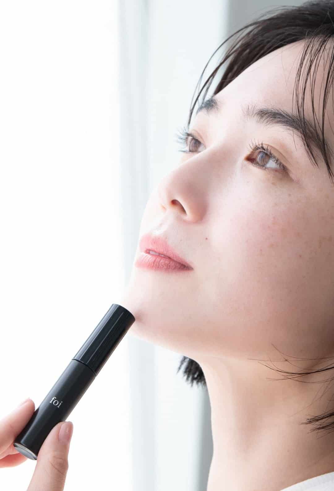 foi eyelash serumを手に持つ女性