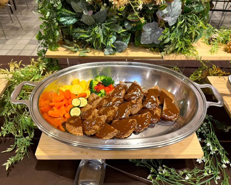 大豆ハンバーグ　デミグラスソース_ダイナックのヴィーガンビュッフェ