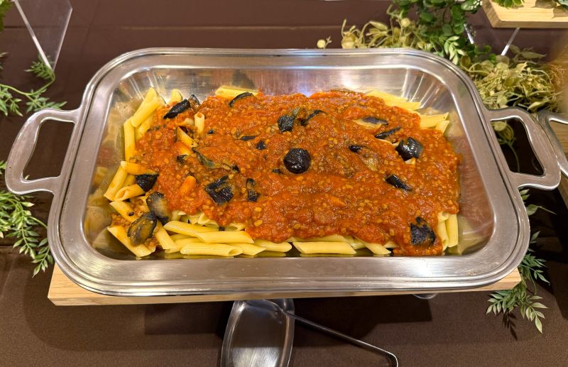 ペンネ茄子と豆腐ミートのボロネーゼ_ダイナックのヴィーガンビュッフェ