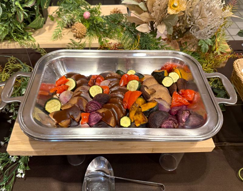 彩り野菜とヴィーガンハムのオーブン焼き_ダイナックのヴィーガンビュッフェ