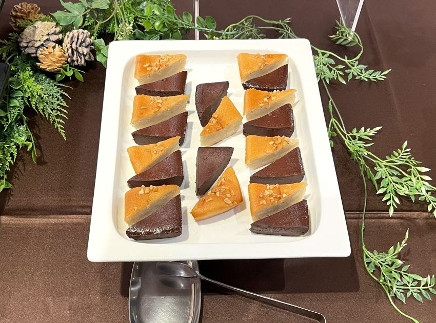 ガトーショコラとバナナケーキの盛り合わせ_ダイナックのヴィーガンビュッフェ