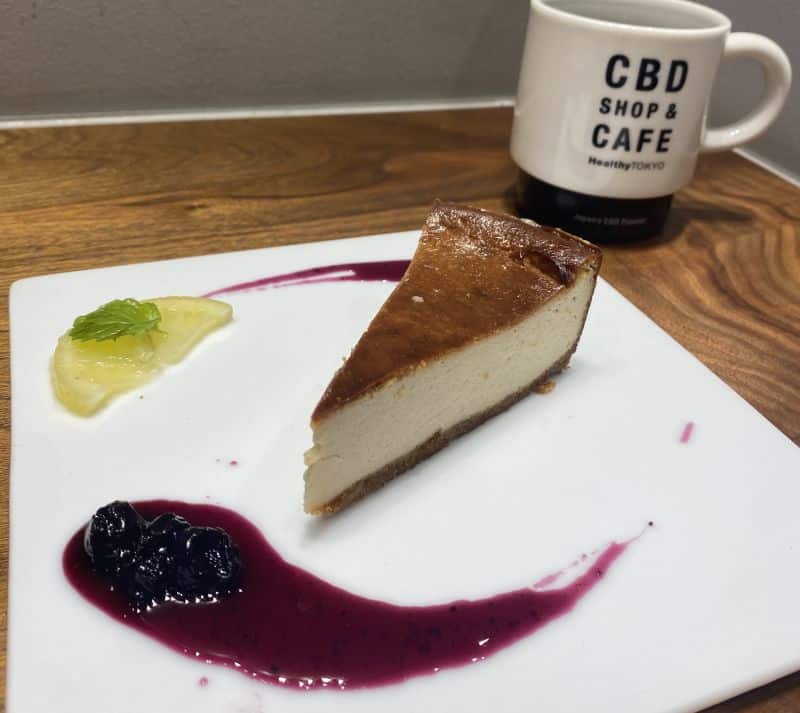 ヴィーガンのチーズケーキ、CBD配合のブルベリーソース添え