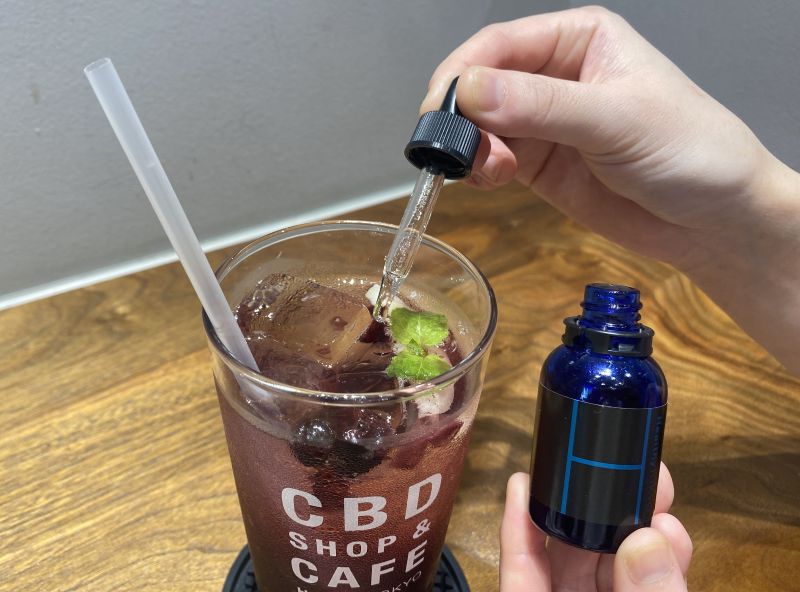 ドリンクにCBDを追加している様子