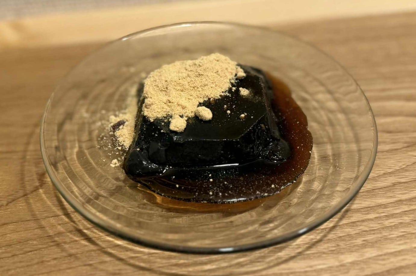 お皿に盛りつけた「黒ごま豆乳ぷりん 黒みつ・きな粉つき」