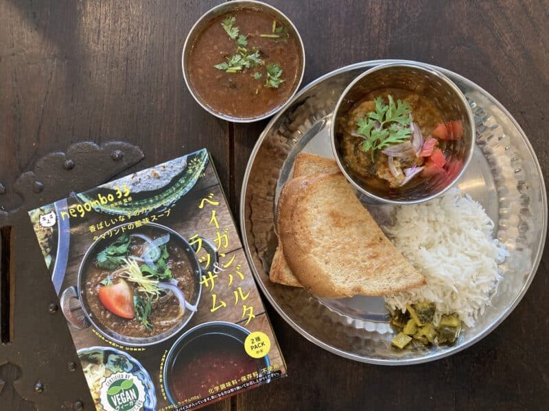 2種類のカレーがライス、パンとともに。NPO法人ベジプロジェクトジャパンのヴィーガン認証付き。
