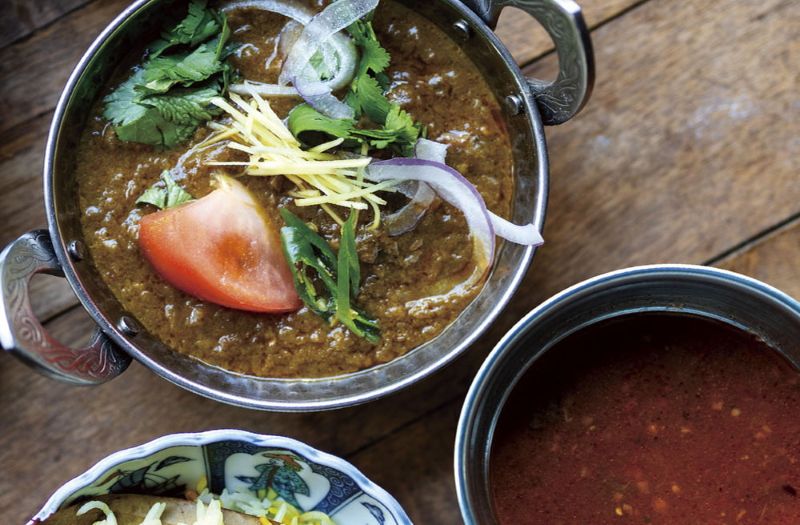 2種類のカレーがライス、パンとともに。NPO法人ベジプロジェクトジャパンのヴィーガン認証付き。