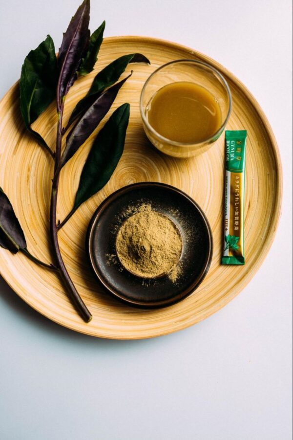 金時草の粉末と金時草１茎、GYNURA BICOLOR1包み、皿の上に粉末、コップに水に溶かしたものがトレーの上