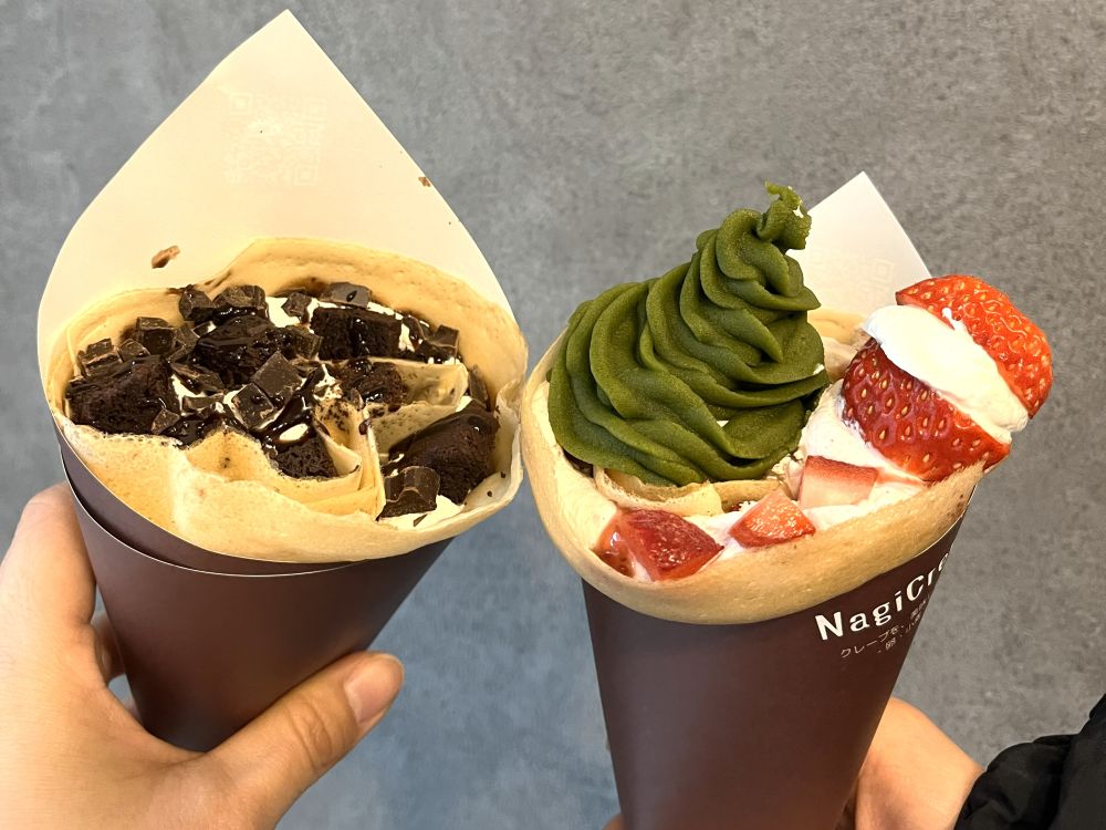 Nagi Crepeの期間限定商品。クリスマススペシャルとブラウニーのクレープ。