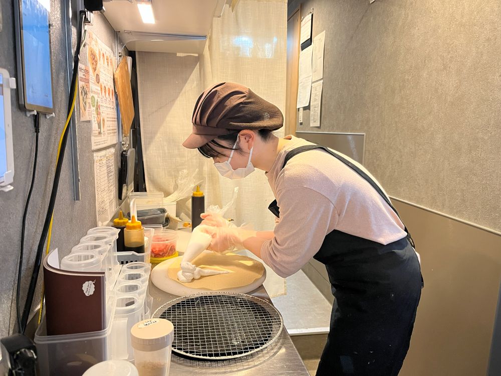 クレープを１つ１つ手作りするNagiCrepeの井島さん
