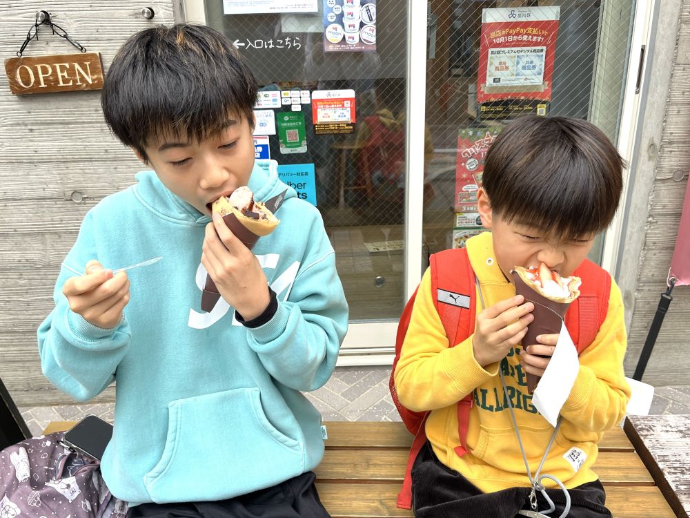 Nagi Crepeでヴィーガンクレープを頬張る男の子たち