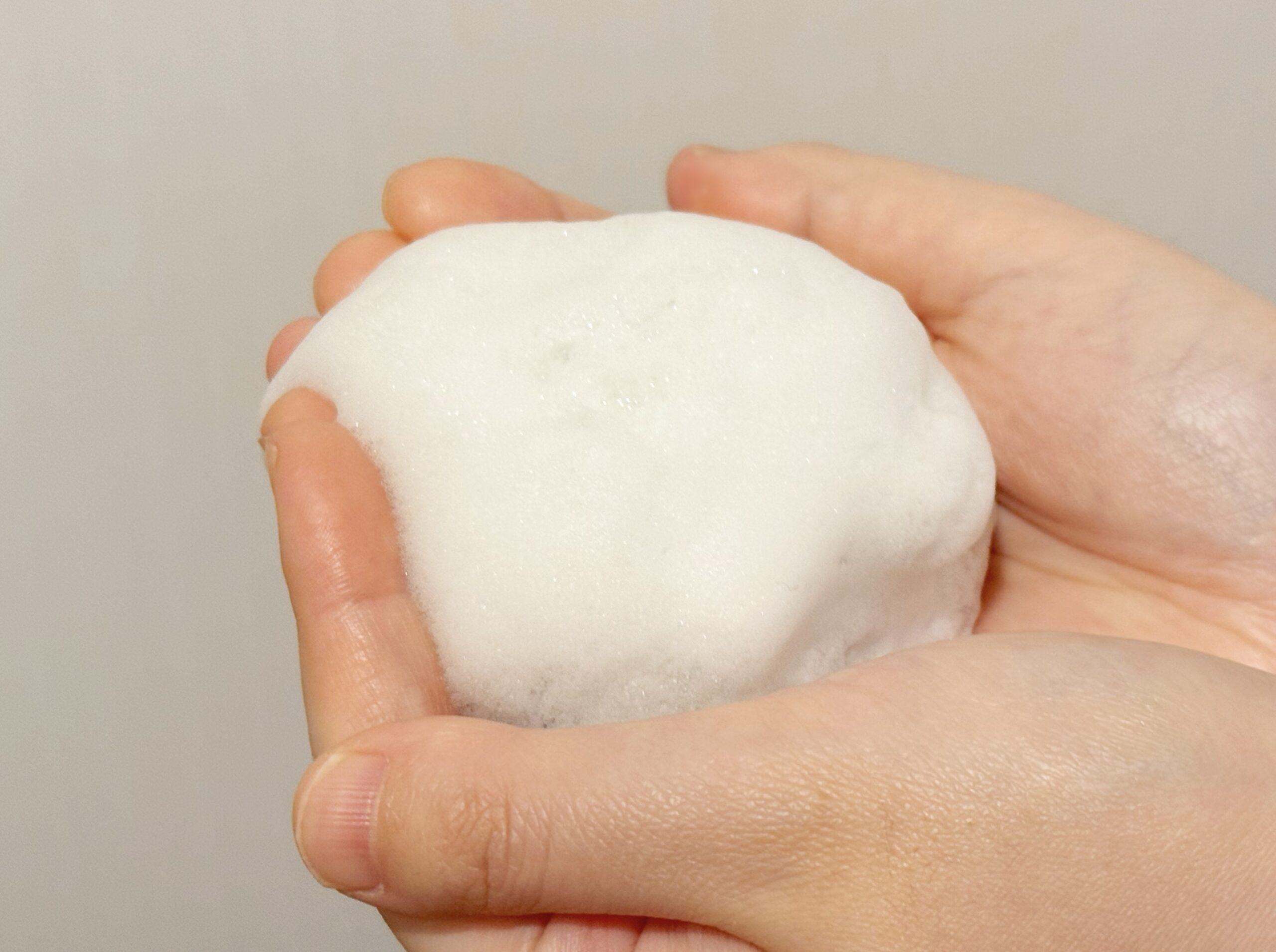 マイマムソープの泡をもつ手の写真