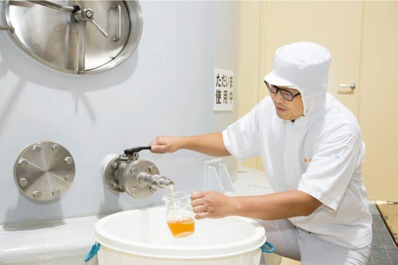 「有機白しょうゆ」を製造する七福醸造の工場内