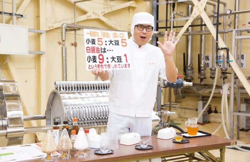 製造する七福醸造の工場内の要素。一般的な醤油は小麦5：大豆５。白醤油は小麦9：大豆１という割合で作られています。