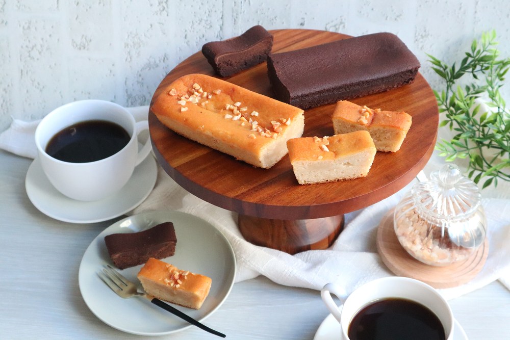 ケーキスタンドに並べたベジカフェのバナナケーキとガトーショコラ。コーヒーとともに楽しむ様子